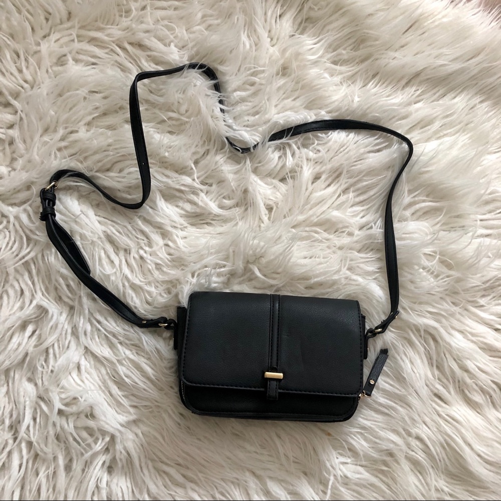Black crossbody bag from Accesorize.